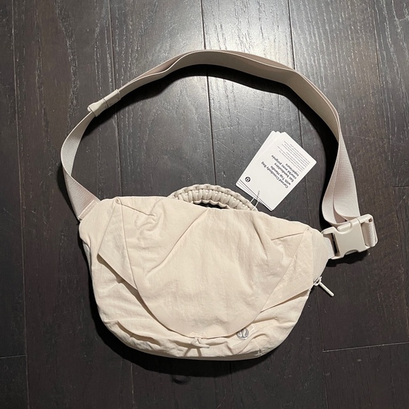 BNWT Lululemon Curved Crossbody Bag with Top Handle 3L in White Opal - Picture 1 of 7